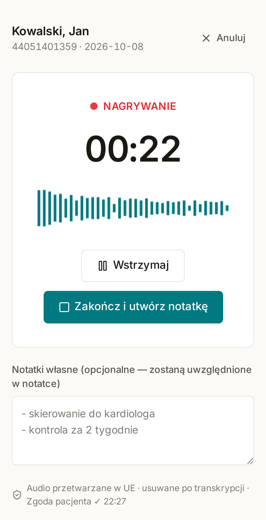 Prawdziwy ekran MedNotki na telefonie podczas wizyty (dane fikcyjne): napis „Nagrywanie”, licznik czasu, przyciski „Wstrzymaj” i „Zakończ i utwórz notatkę” oraz informacja „Audio przetwarzane w UE · usuwane po transkrypcji · Zgoda pacjenta ✓”.